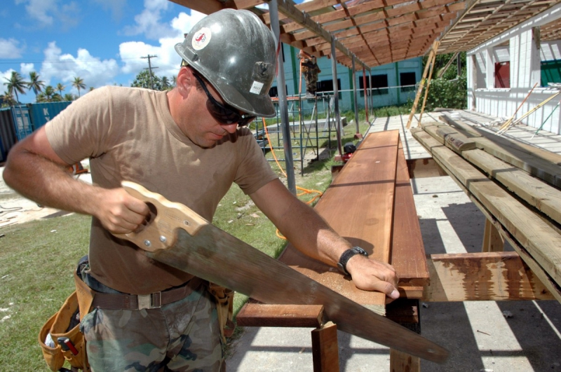 menuisier-CAUSSOLS-min_worker_construction_building_carpenter_male_job_build_helmet-893290